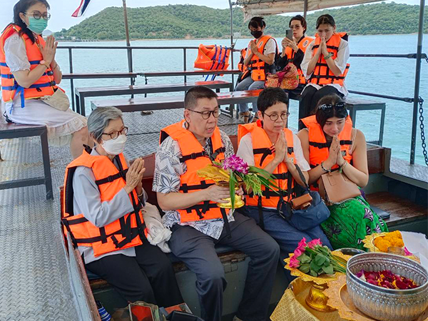 กองการฝึก กองเรือยุทธการ บริการเรือลอยอังคาร สำหรับประกอบพิธี ลอยอังคาร และอัฐิผู้วายชนม์ โดยทหารเรือ โทร 098-9326841 , 099-1869200 ลอยอังคารทะเลสัตหีบ