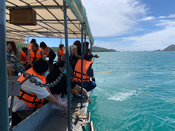 กองการฝึก กองเรือยุทธการ บริการเรือลอยอังคาร สำหรับประกอบพิธี ลอยอังคาร และอัฐิผู้วายชนม์ โดยทหารเรือ โทร 098-9326841 , 099-1869200 ลอยอังคารทะเลสัตหีบ