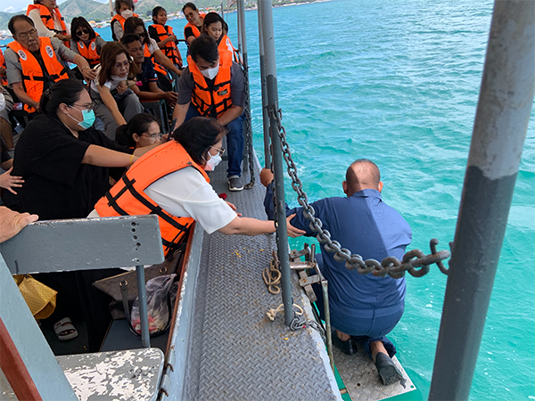 กองการฝึก กองเรือยุทธการ บริการเรือลอยอังคาร สำหรับประกอบพิธี ลอยอังคาร และอัฐิผู้วายชนม์ โดยทหารเรือ โทร 098-9326841 , 099-1869200 ลอยอังคารทะเลสัตหีบ